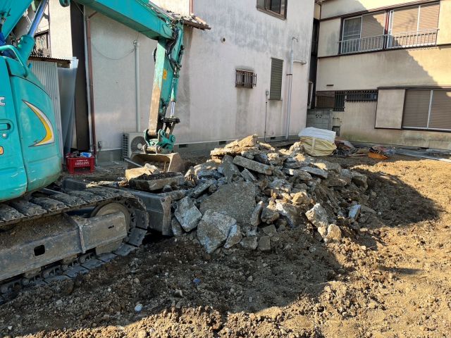 木造平屋建て・木造2階建て解体工事(東京都江戸川区東葛西)地中埋設物撤去の様子です。